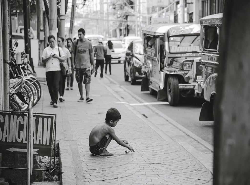 philippines street child pee