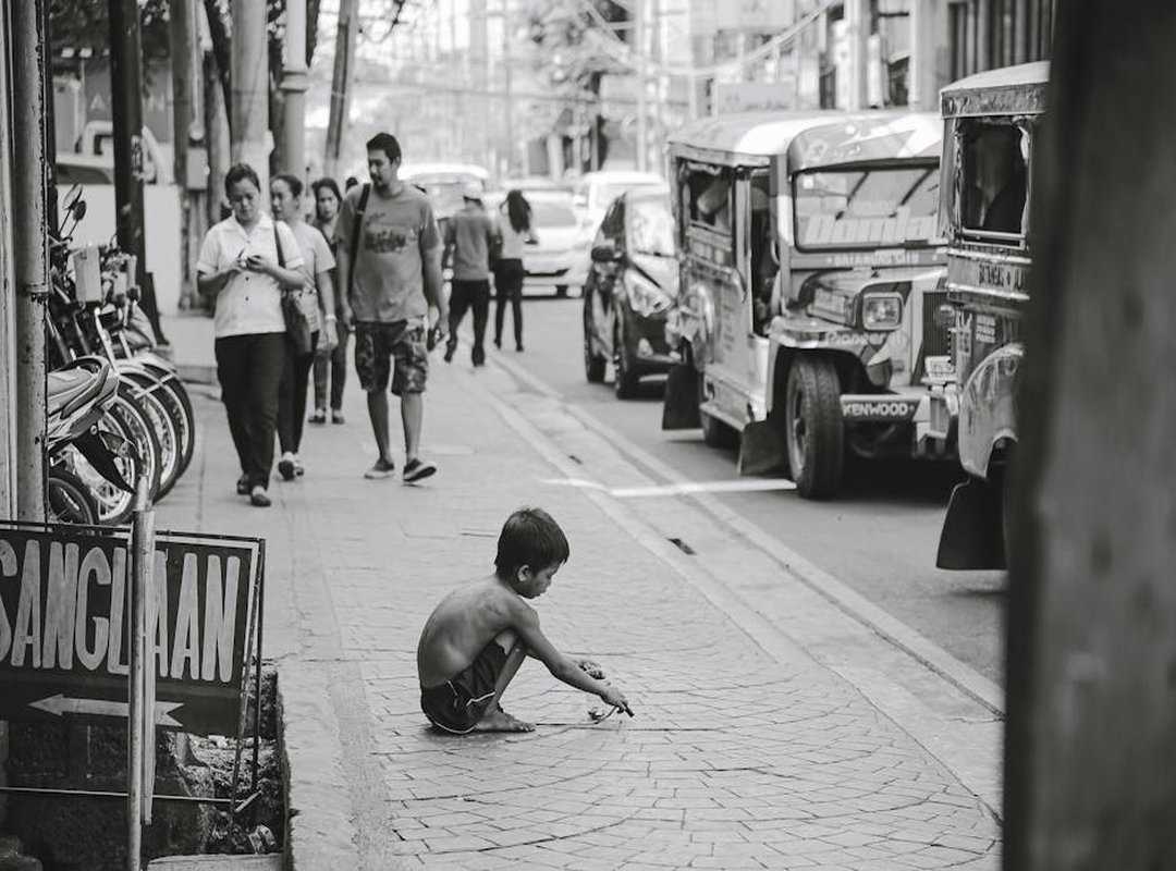philippines street child pee